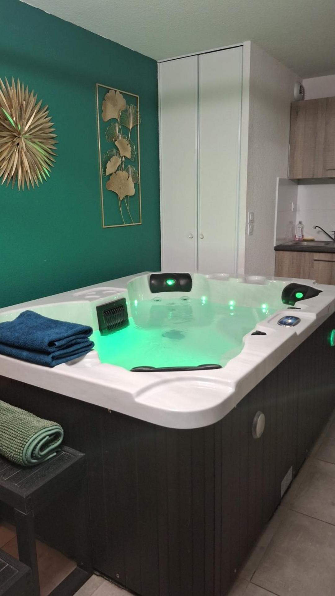 And Jacuzzi Apartment *